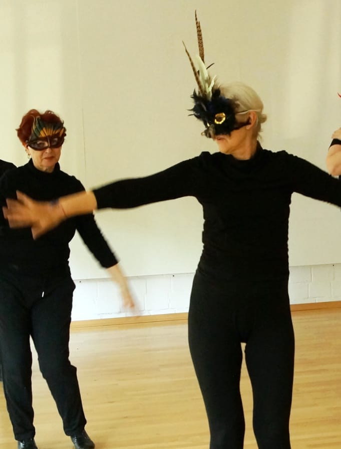 Zwei Frauen üben Schauspiel bei Trickster Inklusiv, die hintere ist Olga Brandin