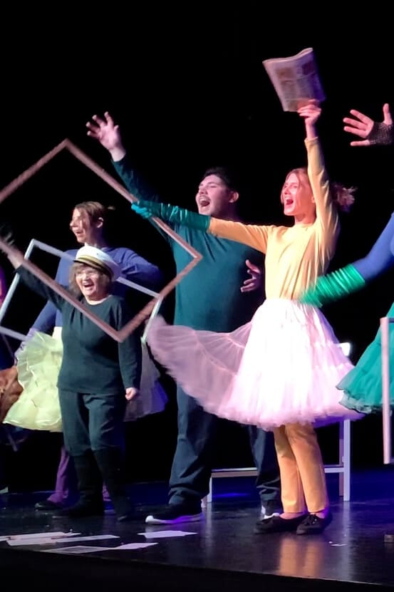 Das Theater-Ensemble TRICKSTER INKLUSIV in Hamburg auf einer Theater-Bühne