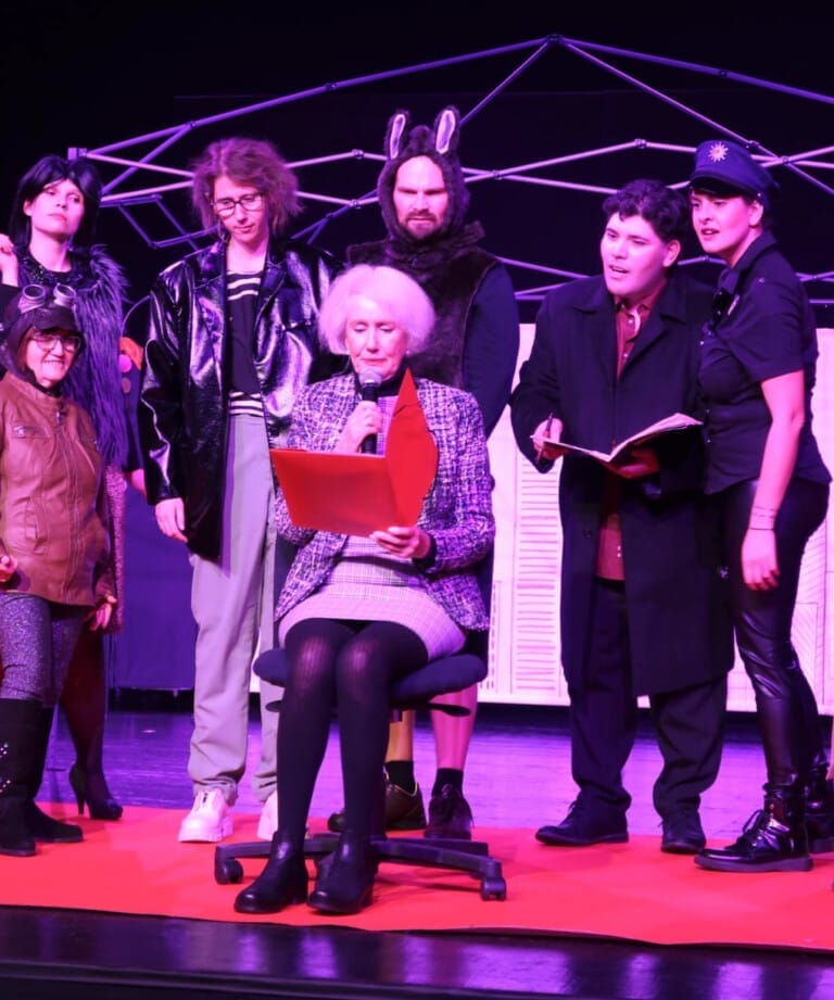 Das Theater-Ensemble von Trickster Inklusiv spielt 2024 auf der Bühne im Hamburger Sprechwerk